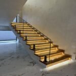 Müasir işıqlı taxta pilləkən